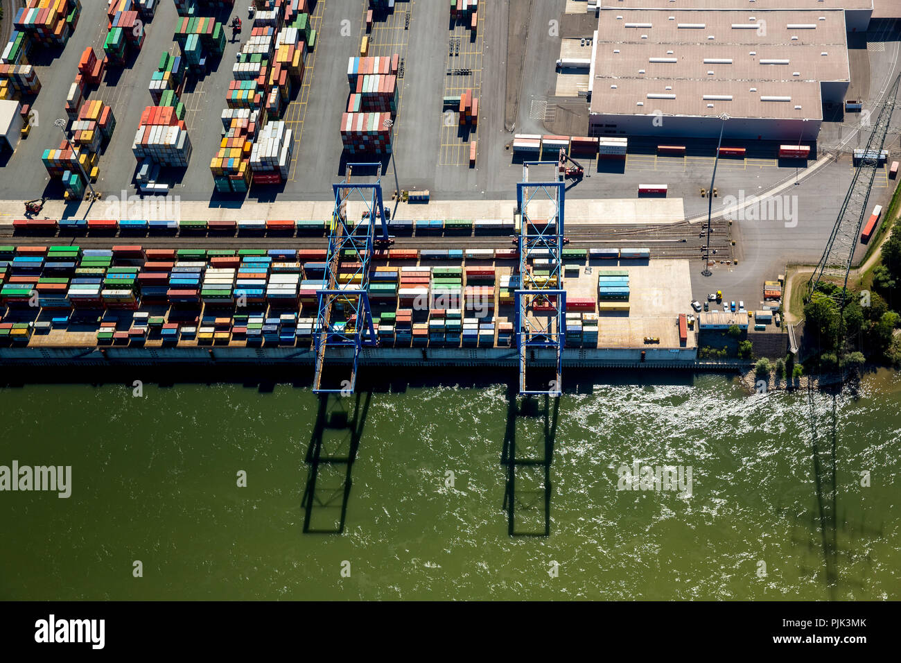 Containerverladung an Rhein, Container terminal Logport II Duisburg, Duisburg Hafen Unternehmen, Rhein, Duisburg, Ruhrgebiet, Nordrhein-Westfalen, Deutschland Stockfoto