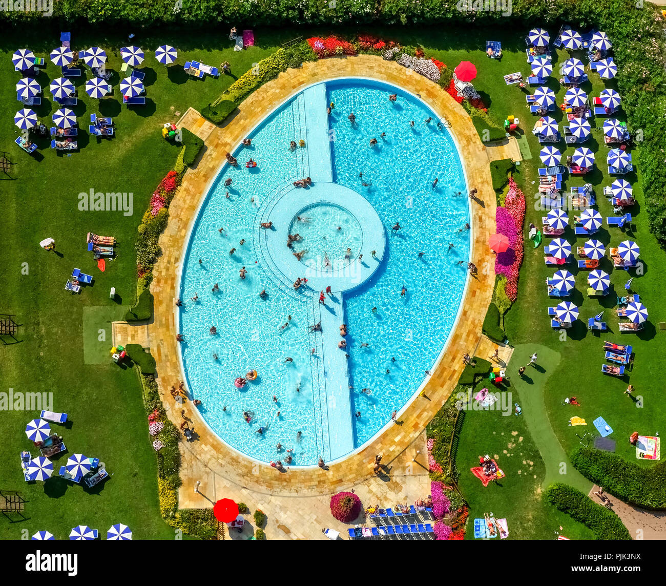 Luftaufnahme, Camping La Quercia Lazise,?? Swimmingpool mit Liegewiese,  Sonnenschirmen, Gardasee, Lago di Garda, Lazise,?? nrdlichen Italien,  Venetien, Italien Stockfotografie - Alamy