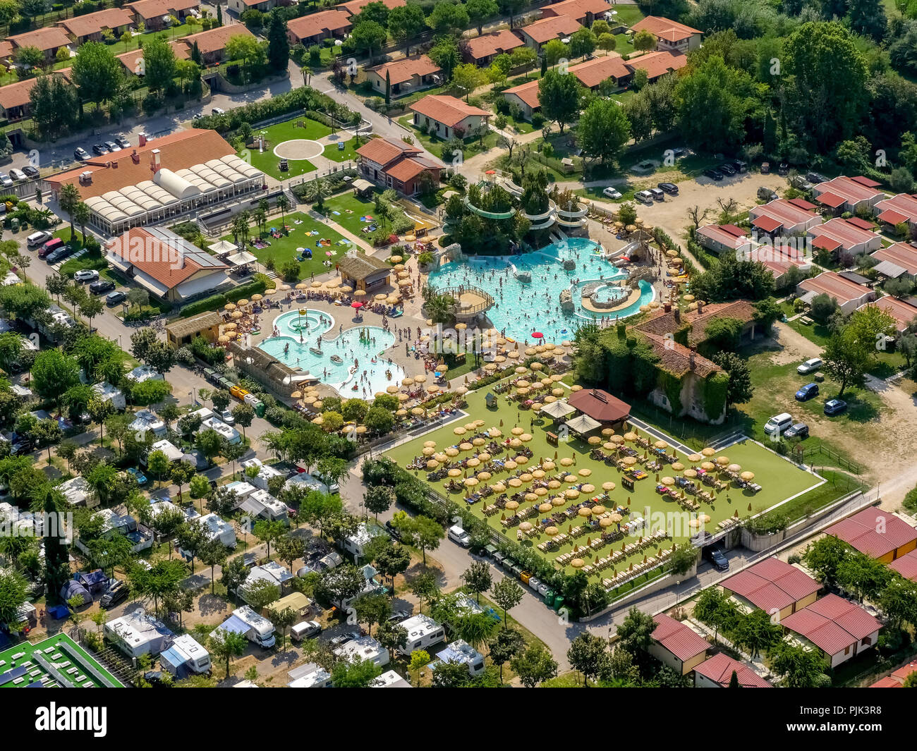 Luftaufnahme, Swimmingpool mit Sonnenterrasse und Sonnenschirme, Camping,  Badegäste, Urlaub, Camping Clodia, Gardasee, Lago di Garda, Lazise,??  nördlichen Italien, Venetien, Italien Stockfotografie - Alamy