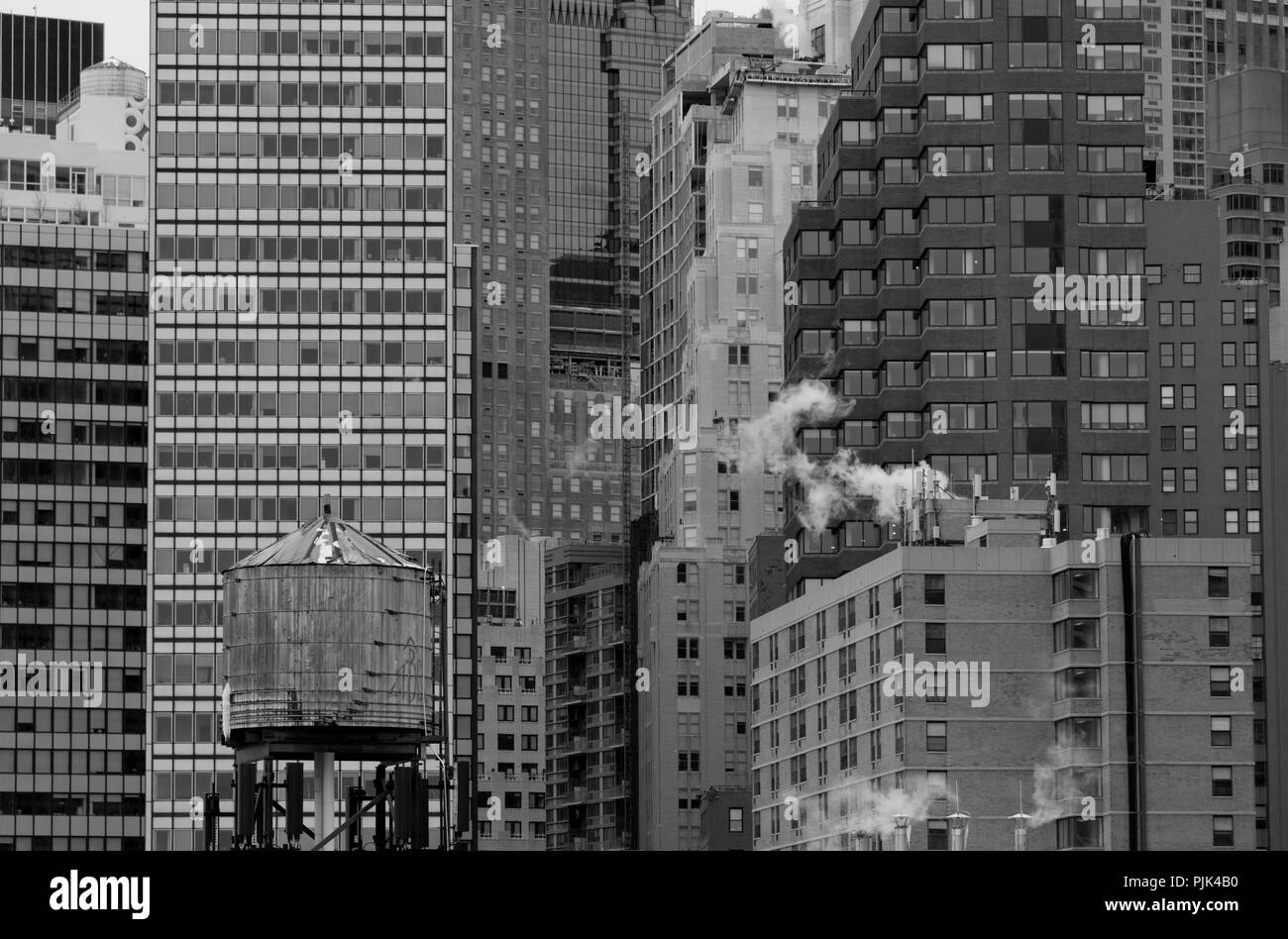 Skyline von Manhattan, New York City, USA, Wasserturm in Vordergrund Stockfoto