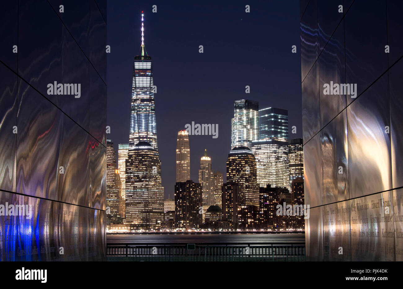 Gedenkstätte für die Opfer des 11. September, am Battery Park in New Jersey mit Blick auf die Skyline von Manhattan, New York City, USA Stockfoto