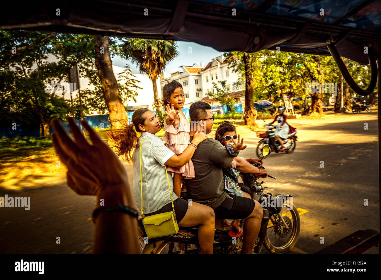 Asien, Kambodscha, Angkor Wat, Familie auf Moped Stockfoto