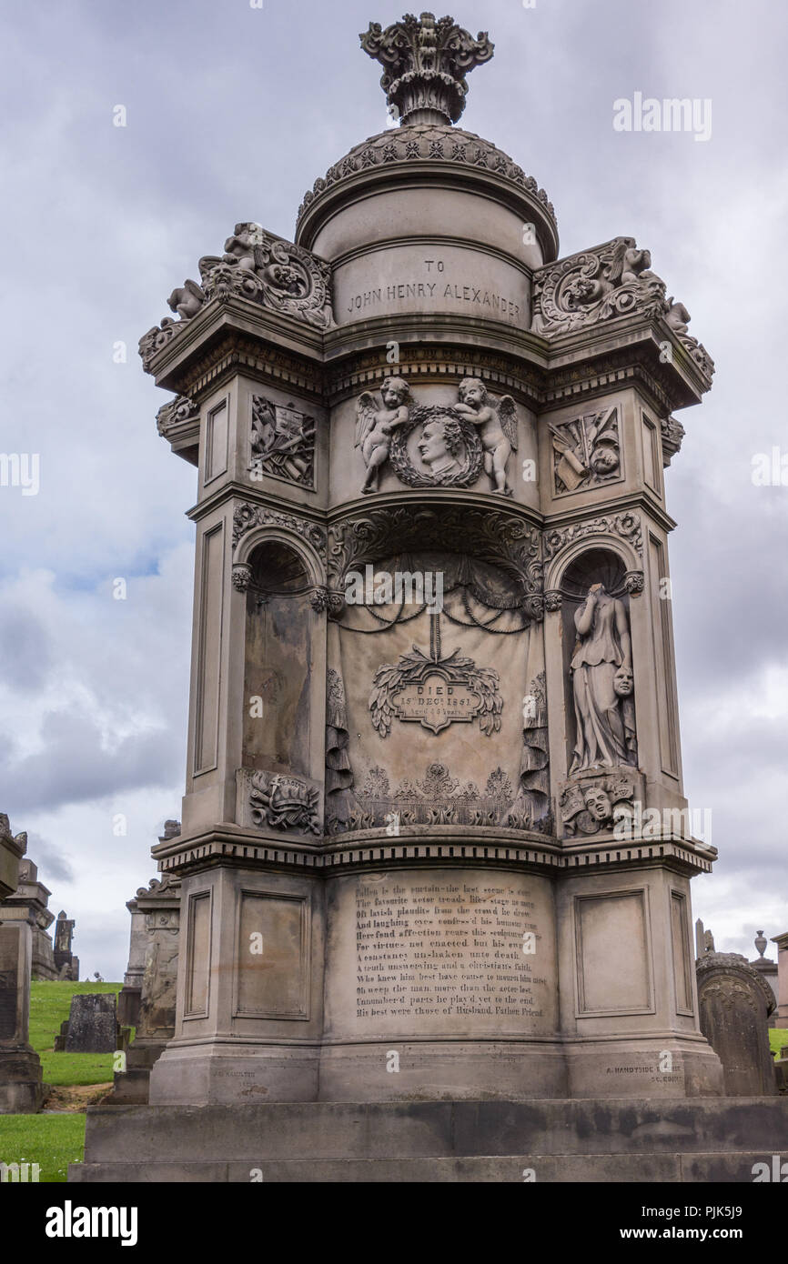 Glasgow, Schottland, Großbritannien, 17. Juni 2012: Nekropole. Braun Stein monumentalen Mausoleum von John Henry Alexander, mit Statuen gegen schwere Himmel. Grüne gra Stockfoto