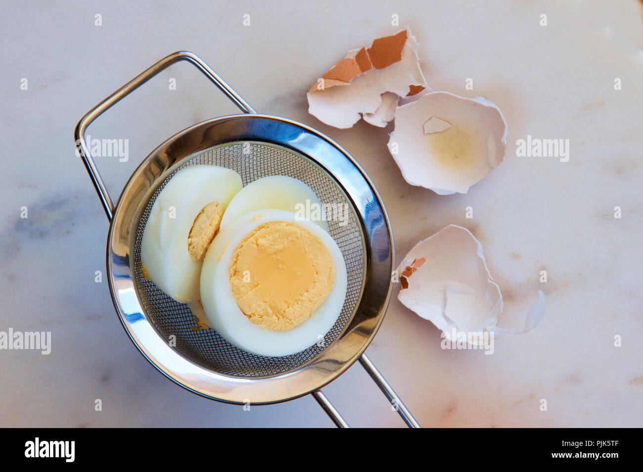 Hart gekochte Eier und Shell in einem küchensieb. Stockfoto