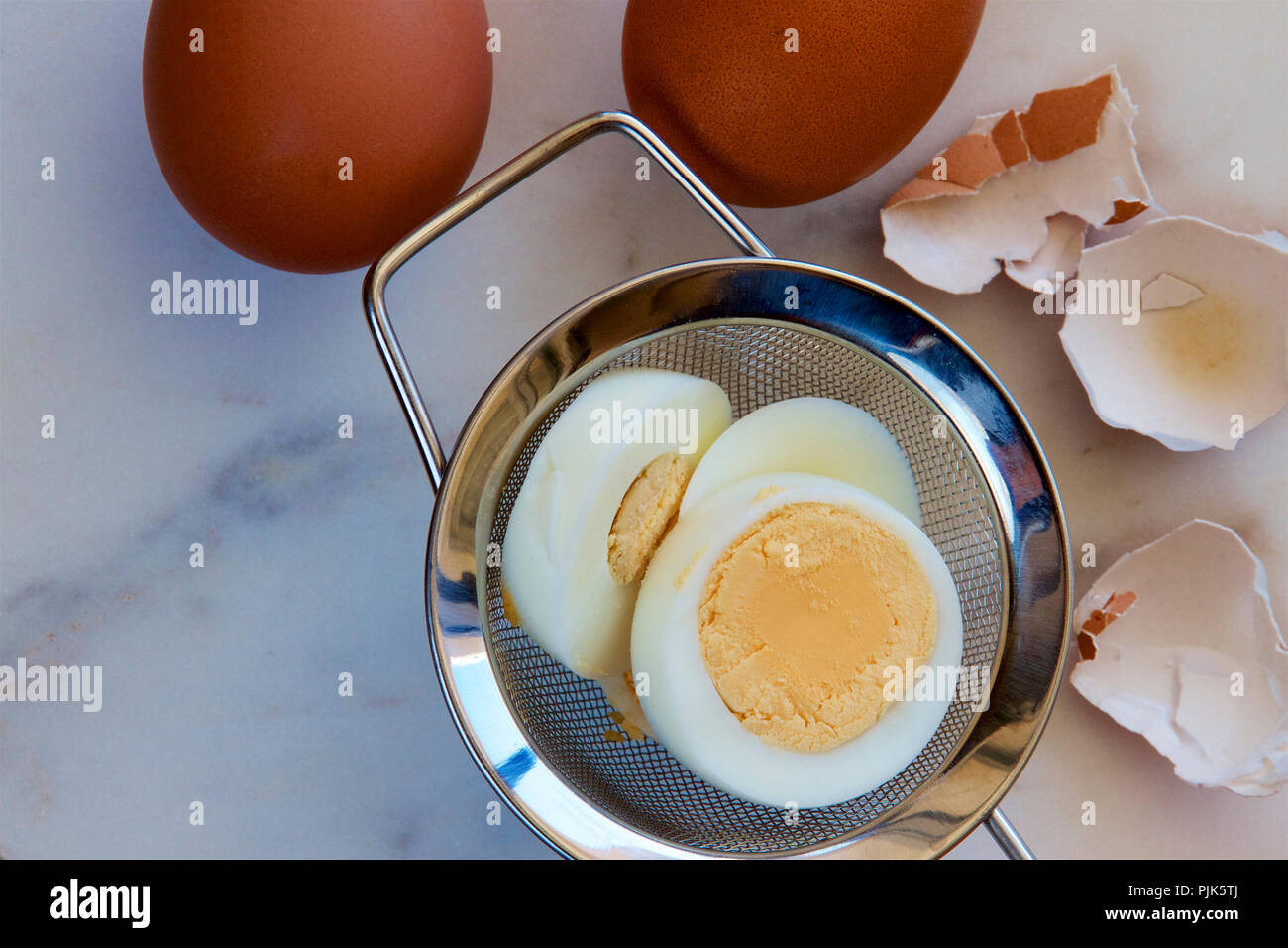 Hart gekochte Eier und Shell in einem küchensieb. Stockfoto