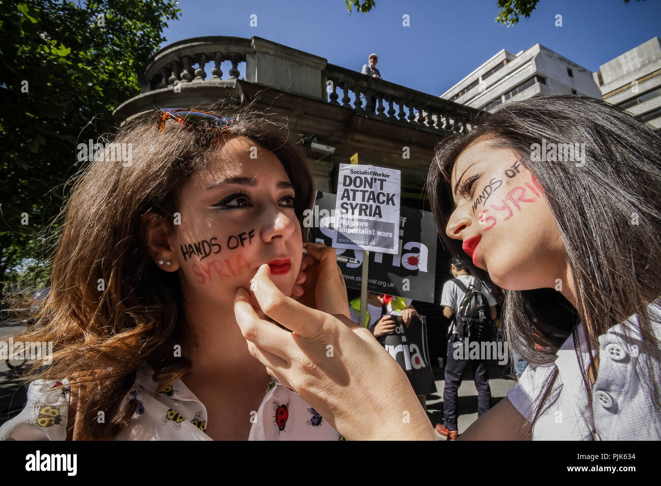 Anti-kriegs-Demonstration in London, während westliche Militärintervention in Syrien. Stockfoto