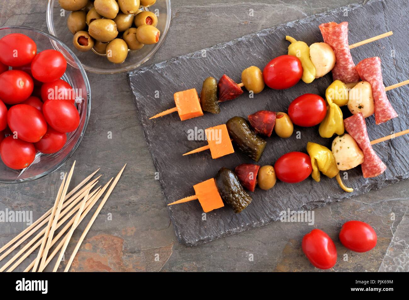 Spieß Häppchen mit Käse-, Fleisch- und Pickles Draufsicht auf einer Schiefertafel server Stockfoto