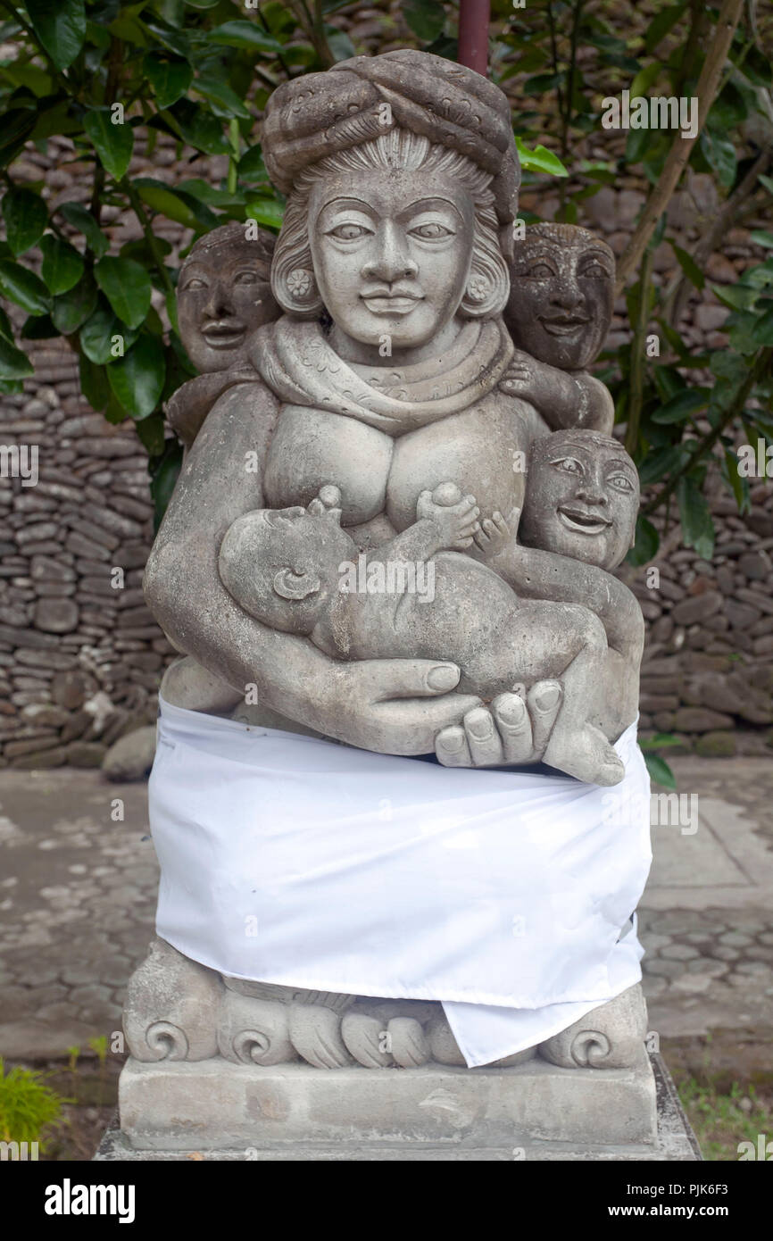 Weibliche Tempel Statue mit Kindern im Tempel Tirtha Empul Tampaksiring, Ubud, Bali, Indonesien Stockfoto