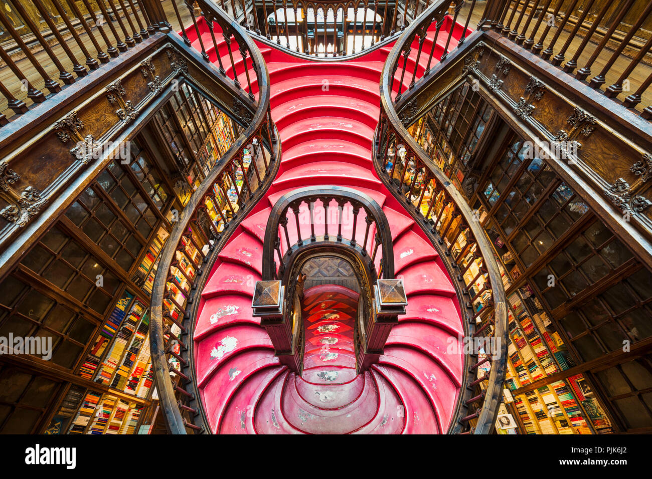 Treppe in der berühmten Buchhandlung Livraria Lello in Porto, Portugal Stockfoto