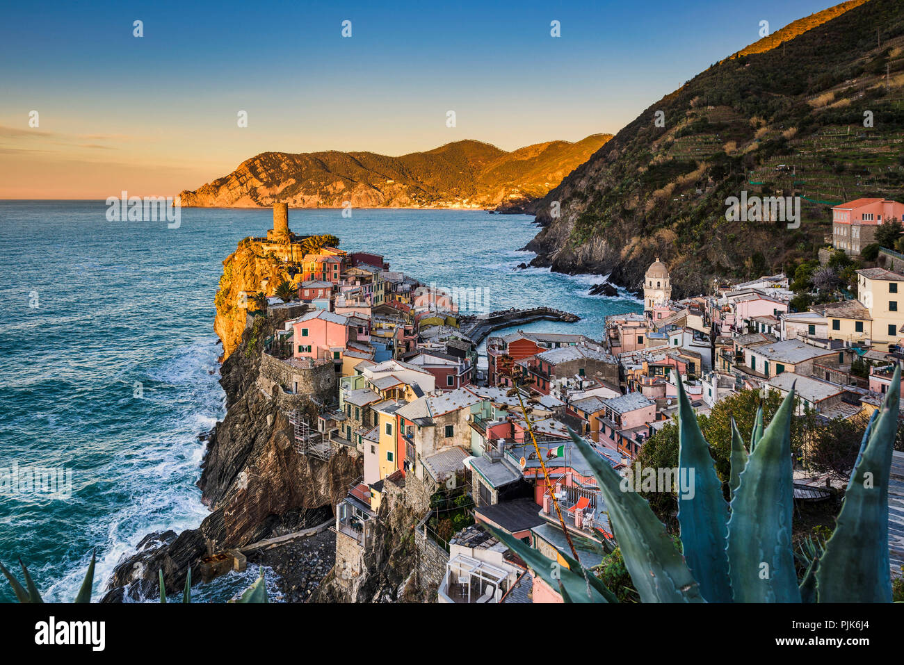 Vernazza bei Sonnenaufgang in den Cinque Terre, Italien Stockfoto