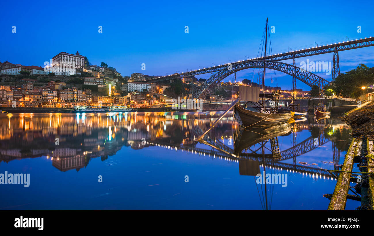 Historische Stadt Porto, Portugal in der Nacht mit dem Dom Luiz Brücke Stockfoto