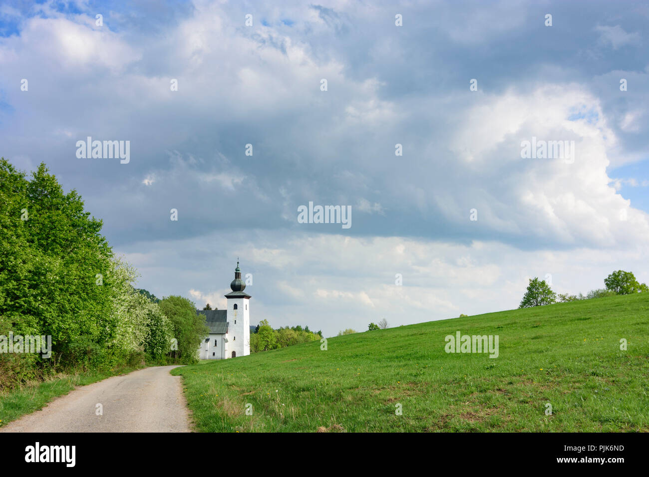 Krahule (Blaufuss), Kirche im geographischen Zentrum Europas in der Nähe von Krahule, Kremnica Berge in der Slowakei, Stockfoto