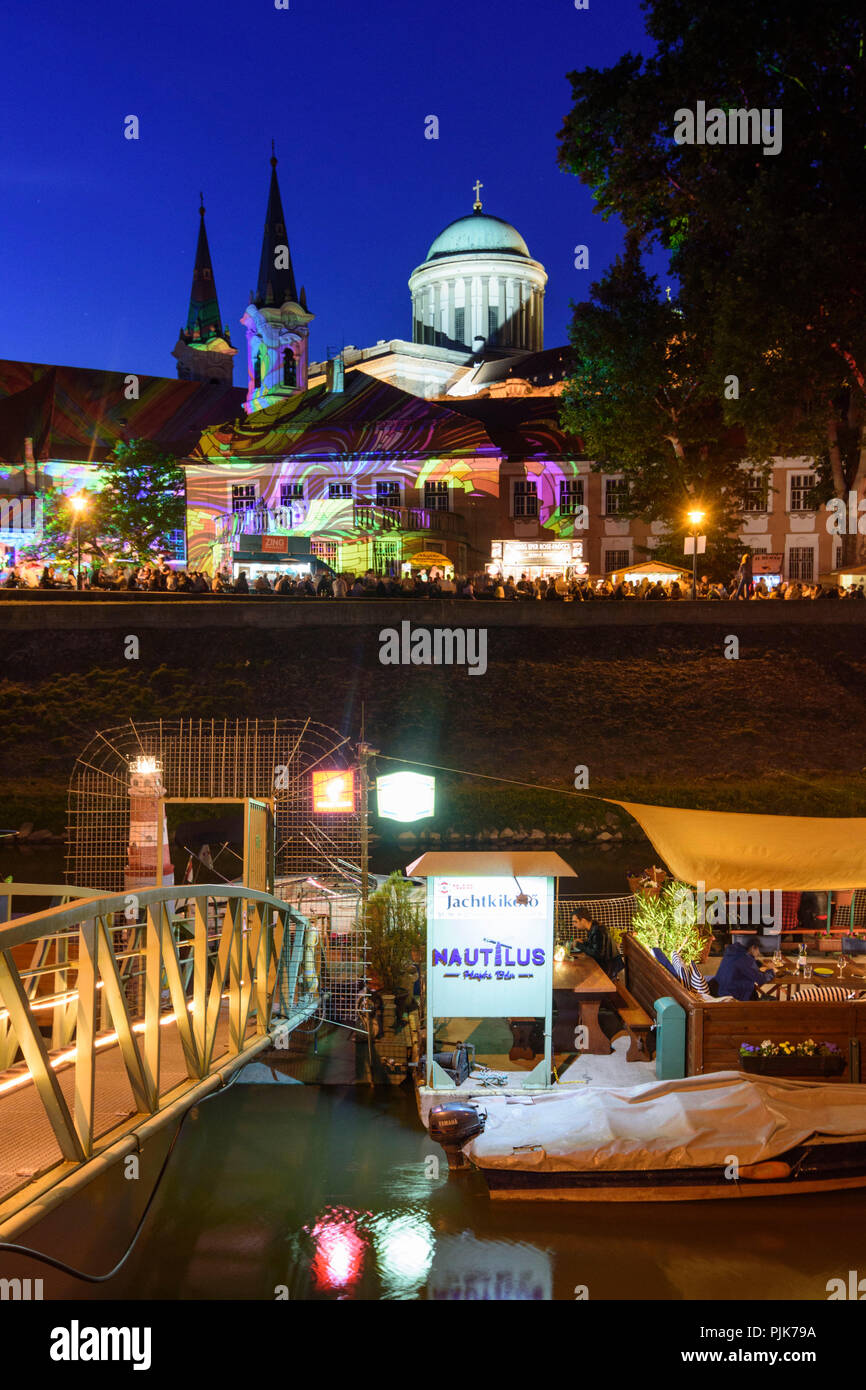 Esztergom (Gran), Fluss Kis Duna (Kleine Donau), Castle Hill, die Basilika, die Innenstadt von Pfarr- Kirche, Restaurant Schiff auf einem Festival in Ungarn, Komarom-Esztergom, Stockfoto