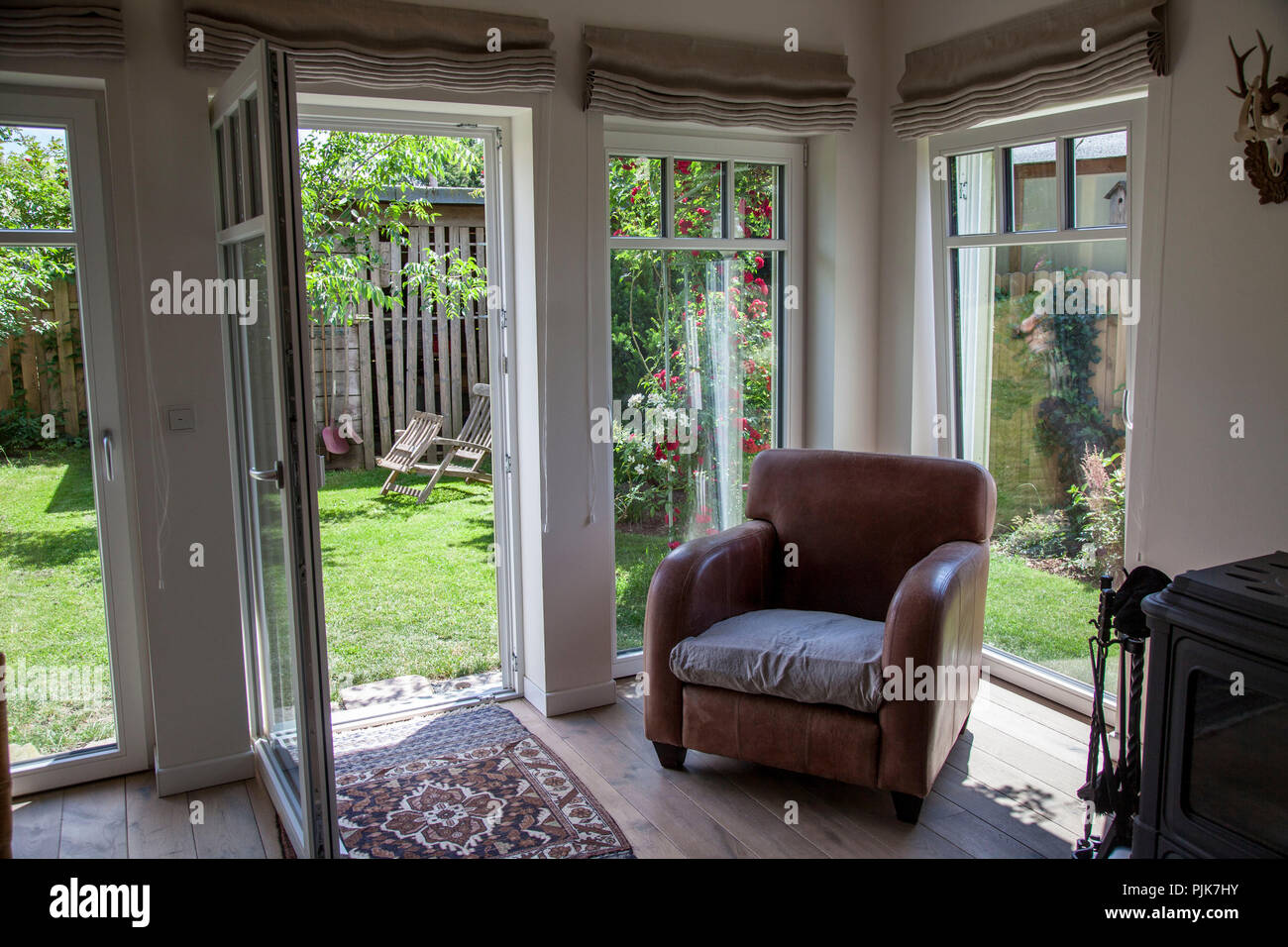 Gemütliche Zimmer mit Zugang zum Garten Stockfoto