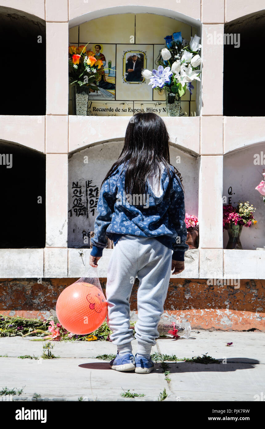 Mädchen auf dem Rücken, am Grab eines geliebten Menschen auf dem Friedhof von Canta - Lima - Peru suchen Stockfoto