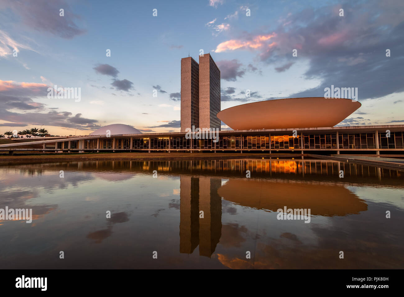 Brasilianischen Nationalen Kongress bei Sonnenuntergang - Brasilia, Distrito Federal, Brasilien Stockfoto