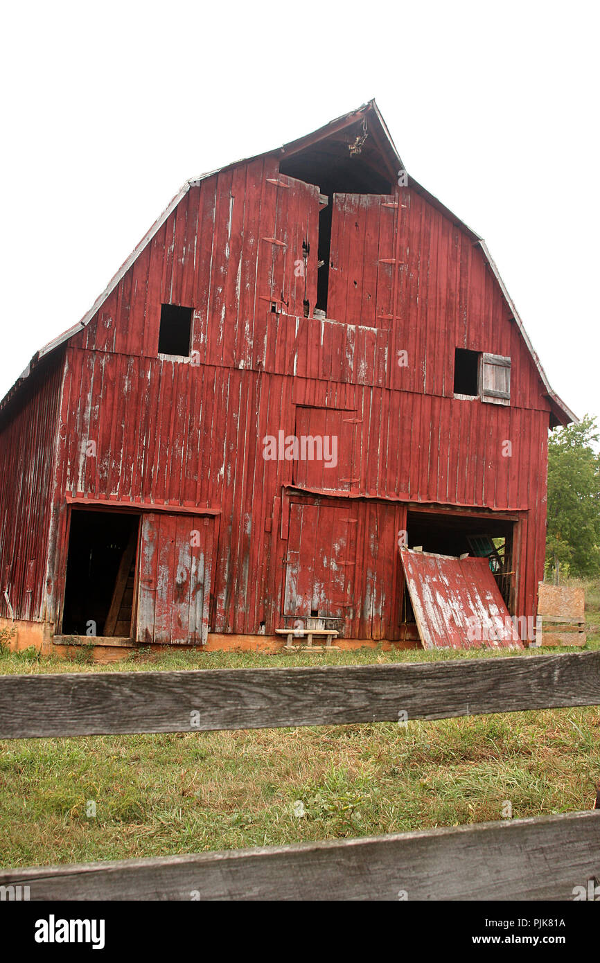 Große alte rote Scheune in der Virginia Landschaft Stockfoto