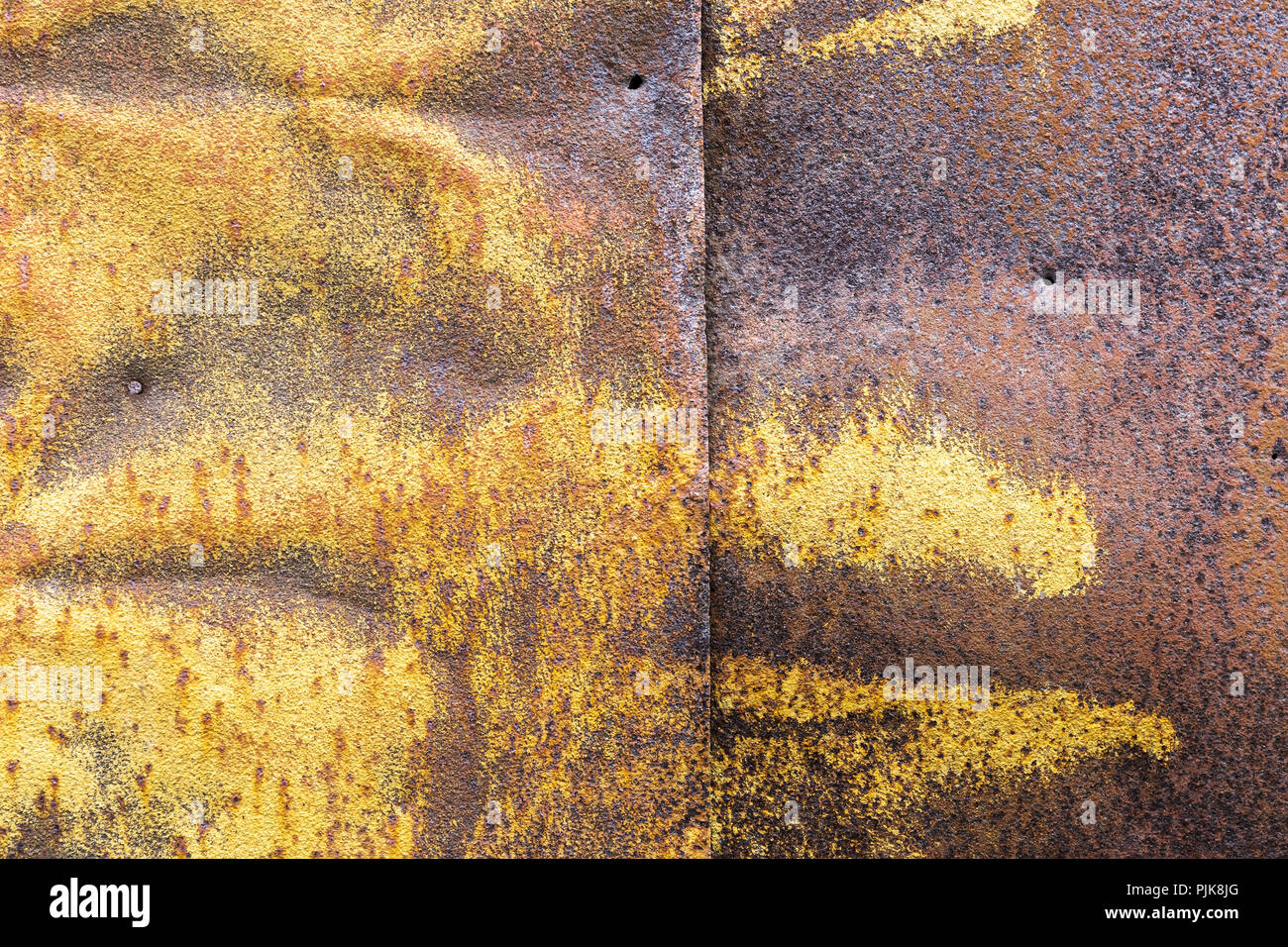 Zerknitterte Metallplatte Hintergrund. Rost Bügeleisen Blatt Oberfläche Stockfoto
