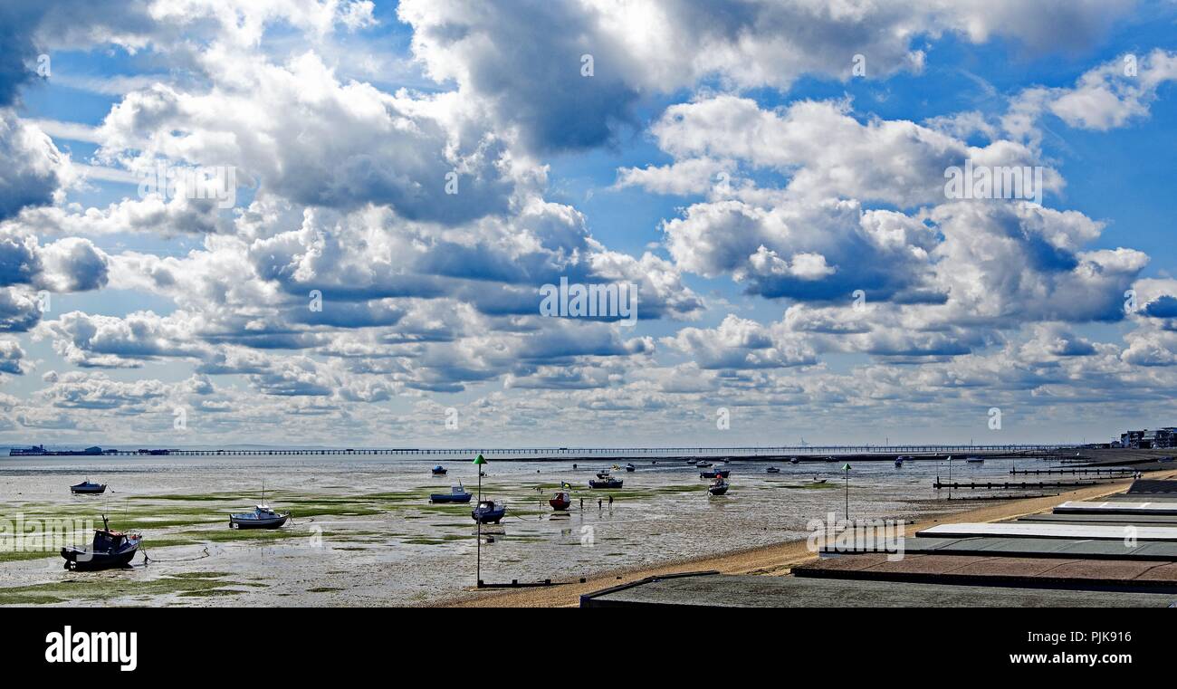 Auf einem blauen Himmel Tag mit tollen weissen Wolken, eine spektakuläre Kulisse für die längste Vergnügungspier der Welt zu erfassen. Stockfoto