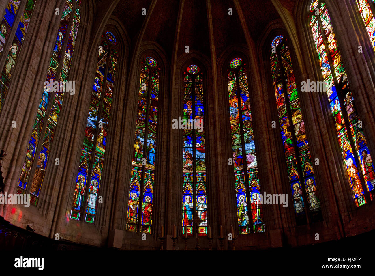 Bunte Glasfenster in der Apsis der Kathedrale von saint-fulcran in Lodeve, Frankreich Stockfoto