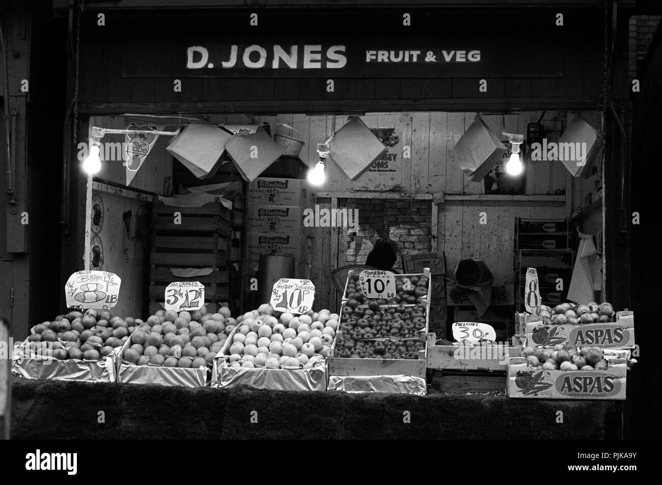Wales, Cardiff, Stadtzentrum, Hayes Markt im Freien, 1979, D Jones Obst und Gemüse ausgeht, die sich in den frühen Morgenstunden Stockfoto