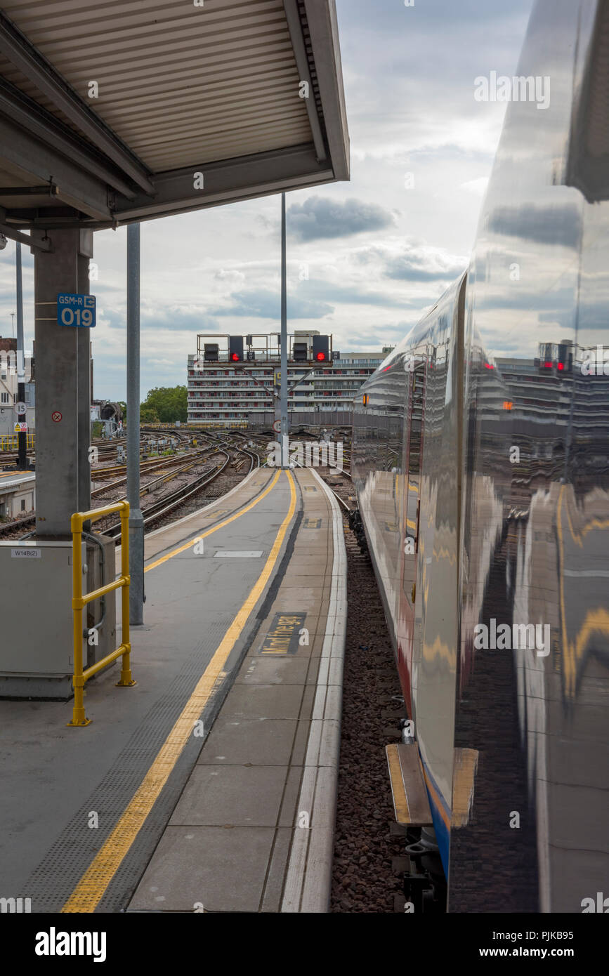 Ein südwestliches Eisenbahn Zug in eine Plattform in London Waterloo Bahnhof. Stockfoto