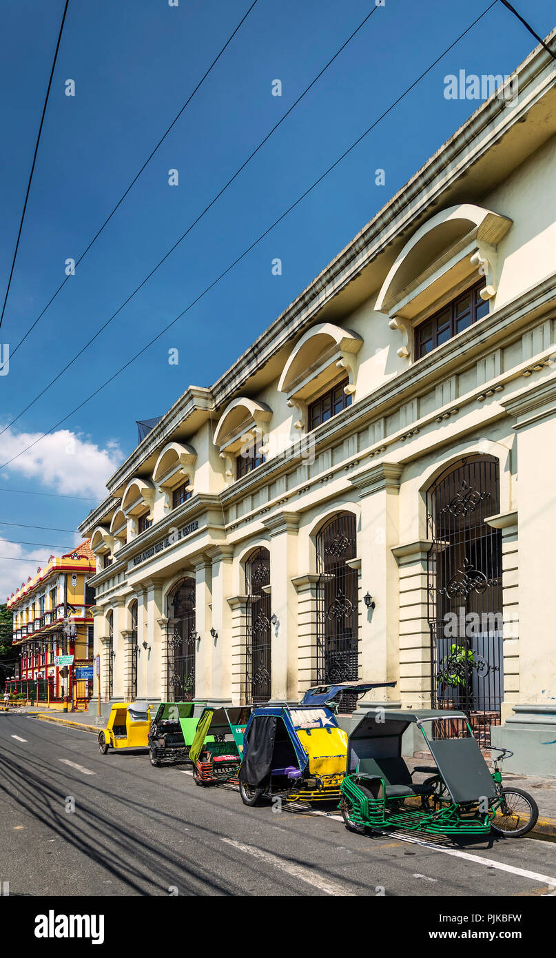 Dreirad pedicabs den lokalen Verkehr in der Innenstadt von intramuros Straße von Manila City Philippinen Stockfoto