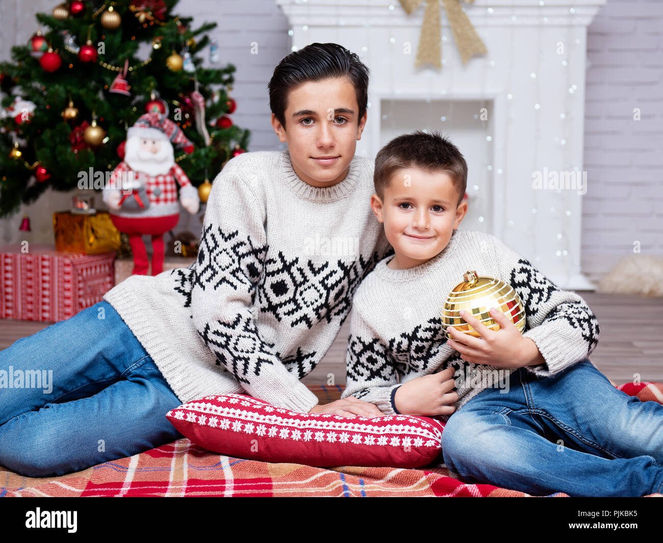 Jungs in identischen Pullover, Brüder auf Hintergrund ist ein Neues Jahr Stockfoto