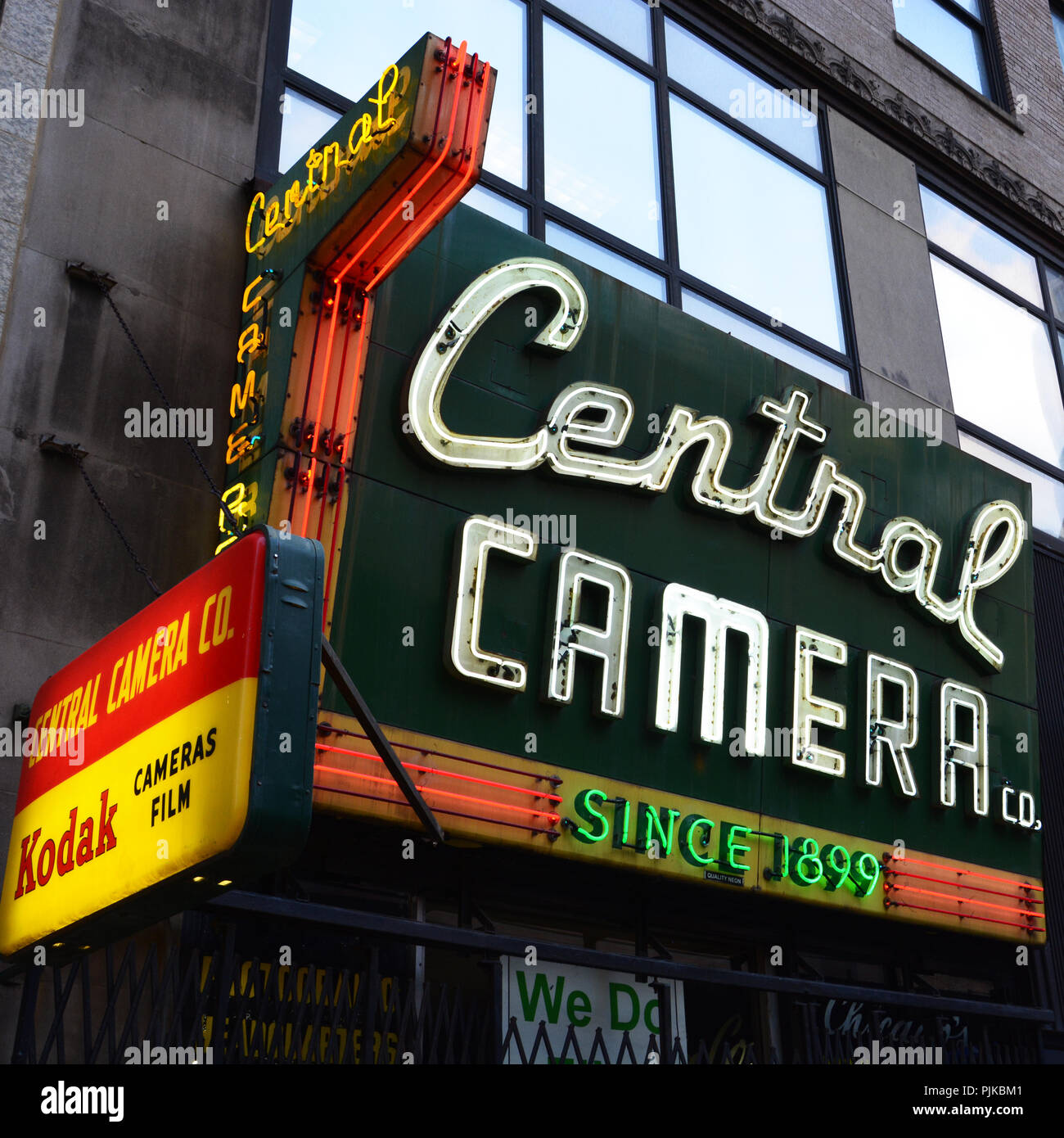 Zentrale Kamera fotografische Geräte und Dienstleistungen in Chicago South Loop seit 1899 und ist die älteste Kamera Store verkauft. Stockfoto Zentrale Kamera fotografische Geräte und Dienstleistungen in Chicago South Loop seit 1899 und ist die älteste Kamera Store verkauft. Stockfoto