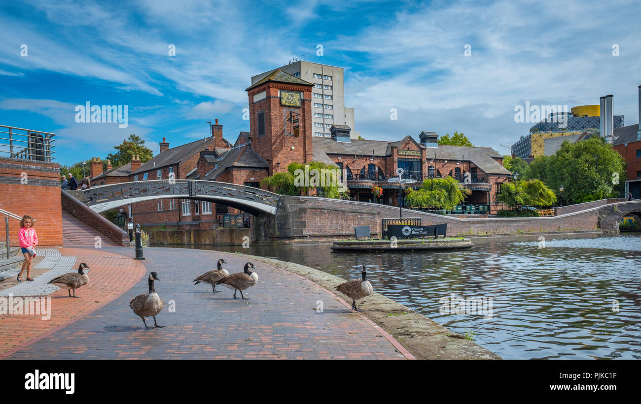 Anzeigen von Birmingham alten Kanal Line mit der Bibliothek von Birmingham auf der rechten Seite. Stockfoto
