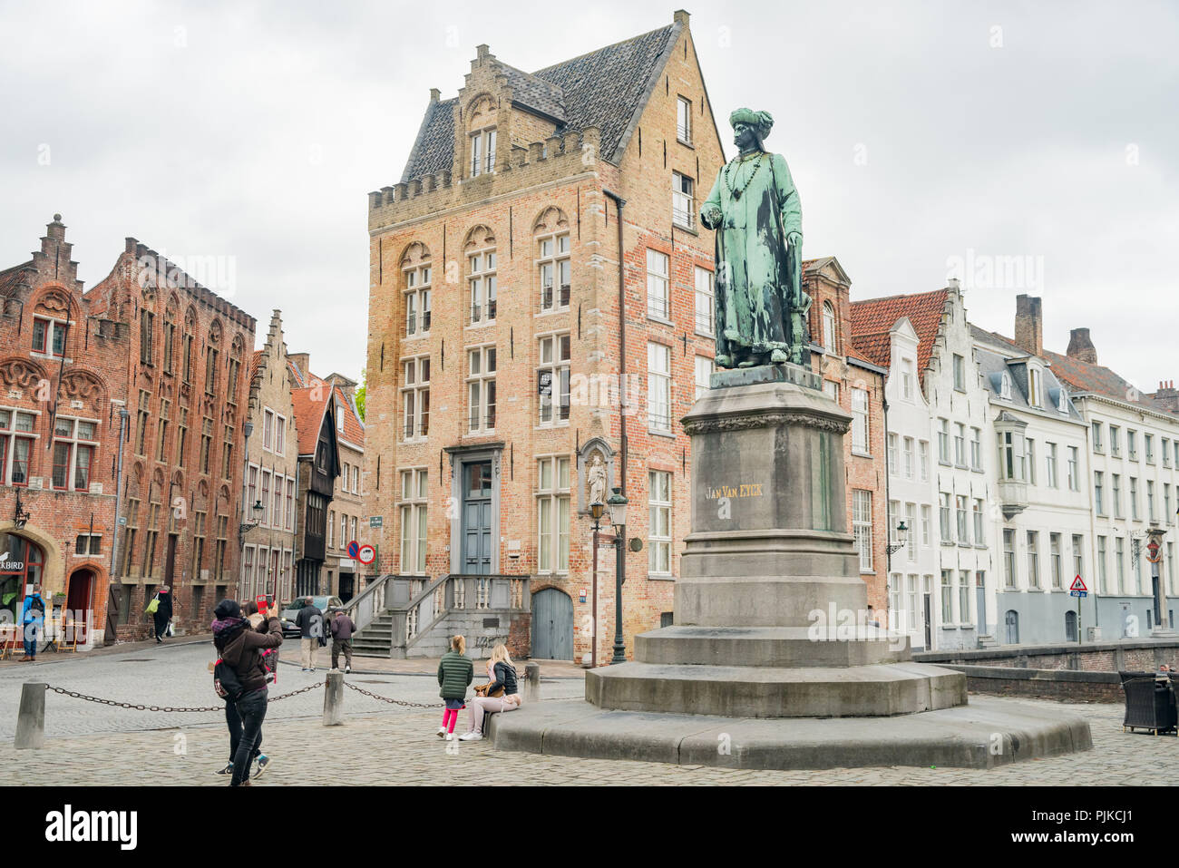 Brügge, APR 28: Schöner Blick auf die Straße mit Jan Van Eyck Platz der Stadt am 28.April 2018 in Brügge, Beligum Stockfoto