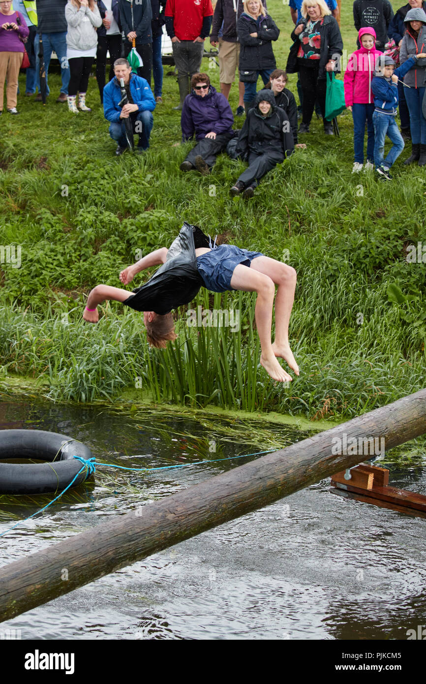 Teenager ein backflip auf einem Parcours im Tiefland Spiele, Thorney, Somerset, England Stockfoto