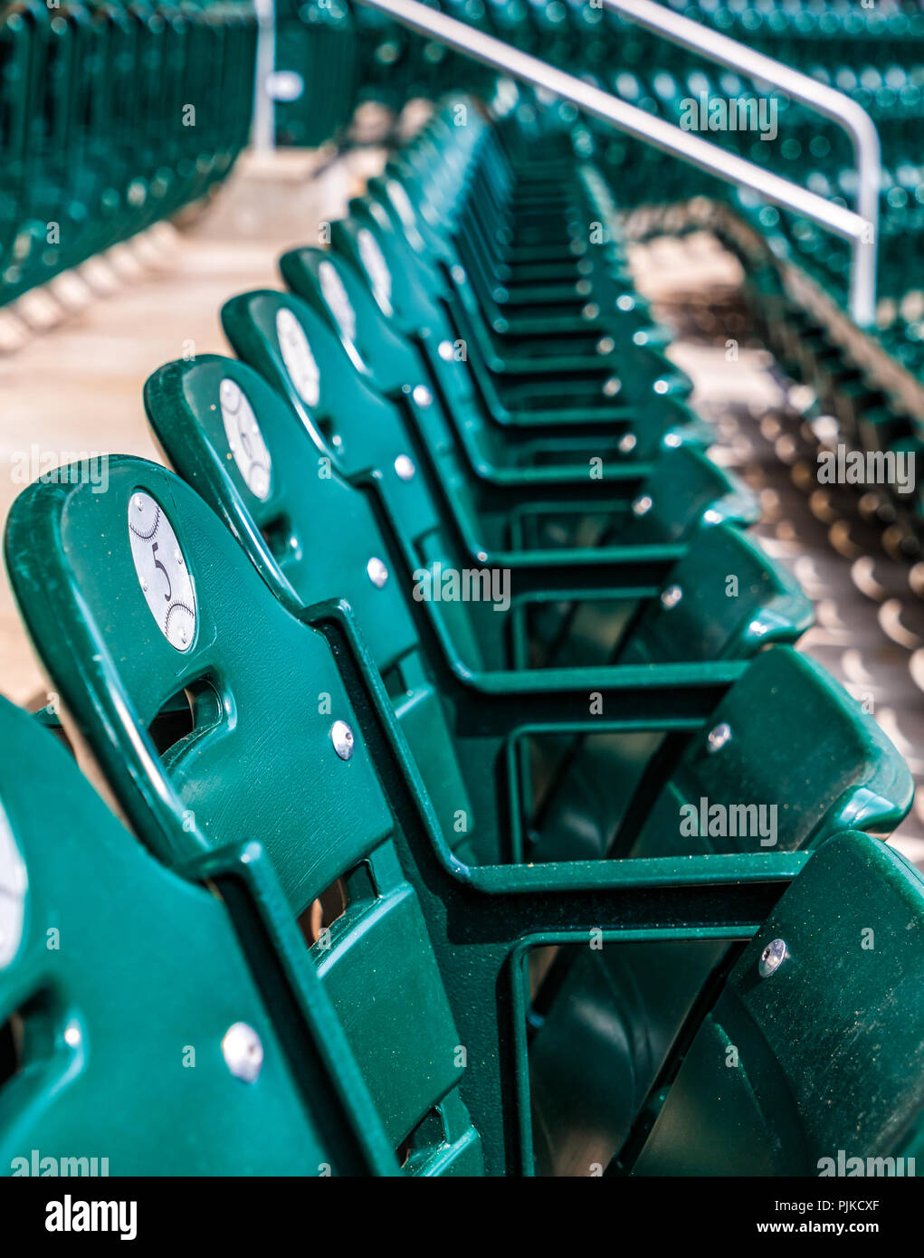 Endlose Reihen von grünen Sitze in einem Baseball Stadium Stockfoto