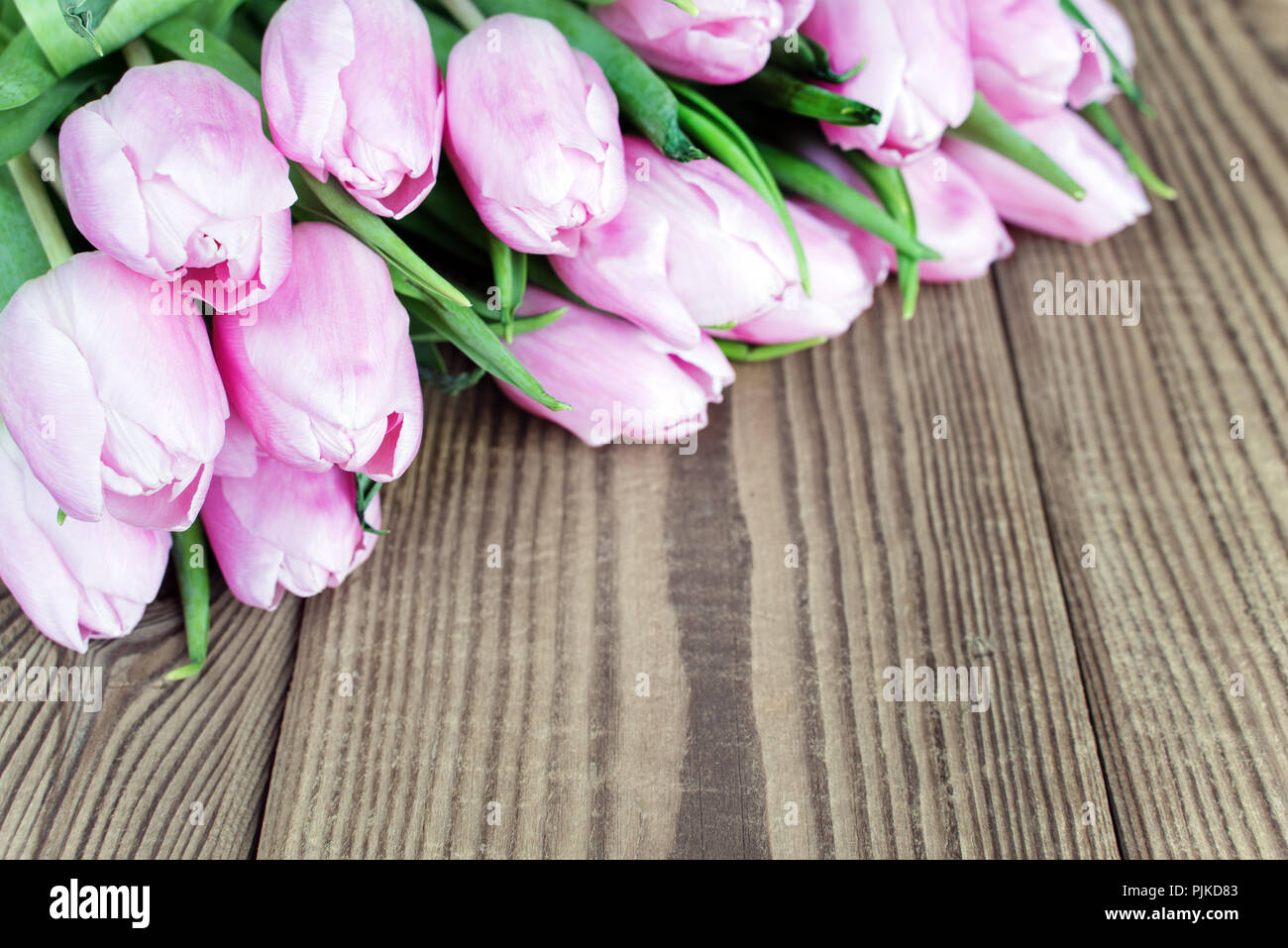 Blumenstrauß aus Tulpen Blumen auf dem Hintergrund der alten hölzernen Brettern Stockfoto