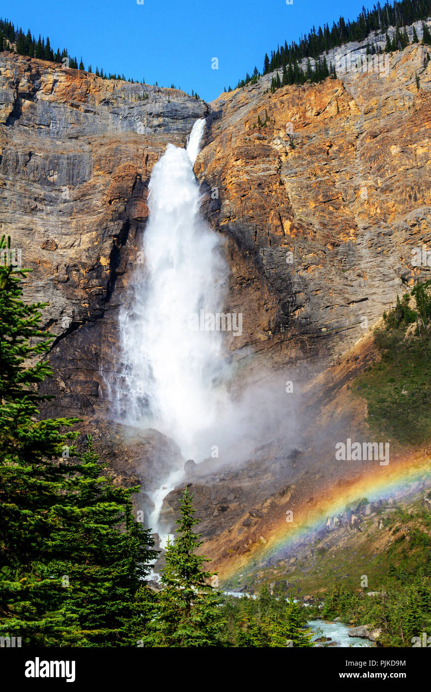 Leistungsstarke Takakkaw Falls in den Yoho Nationalpark in der Nähe von Feld, British Columbia, Kanada, mit Regenbogen an der Basis. Der Gletscher - FBI-Wasserfall ist eine der Stockfoto