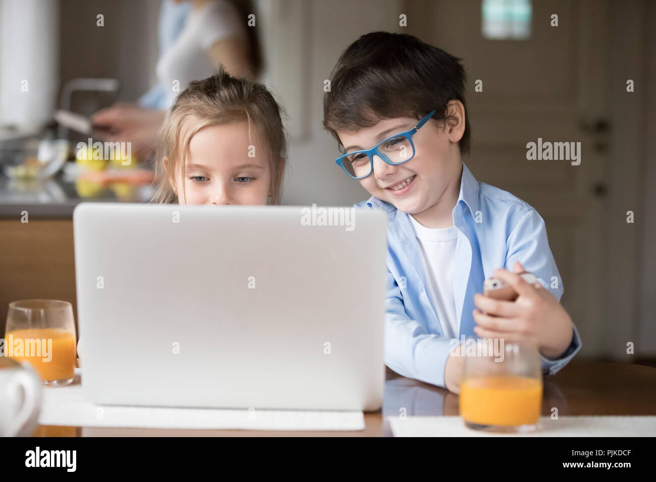 Cute kids Cartoons ansehen Online auf Laptop Stockfoto