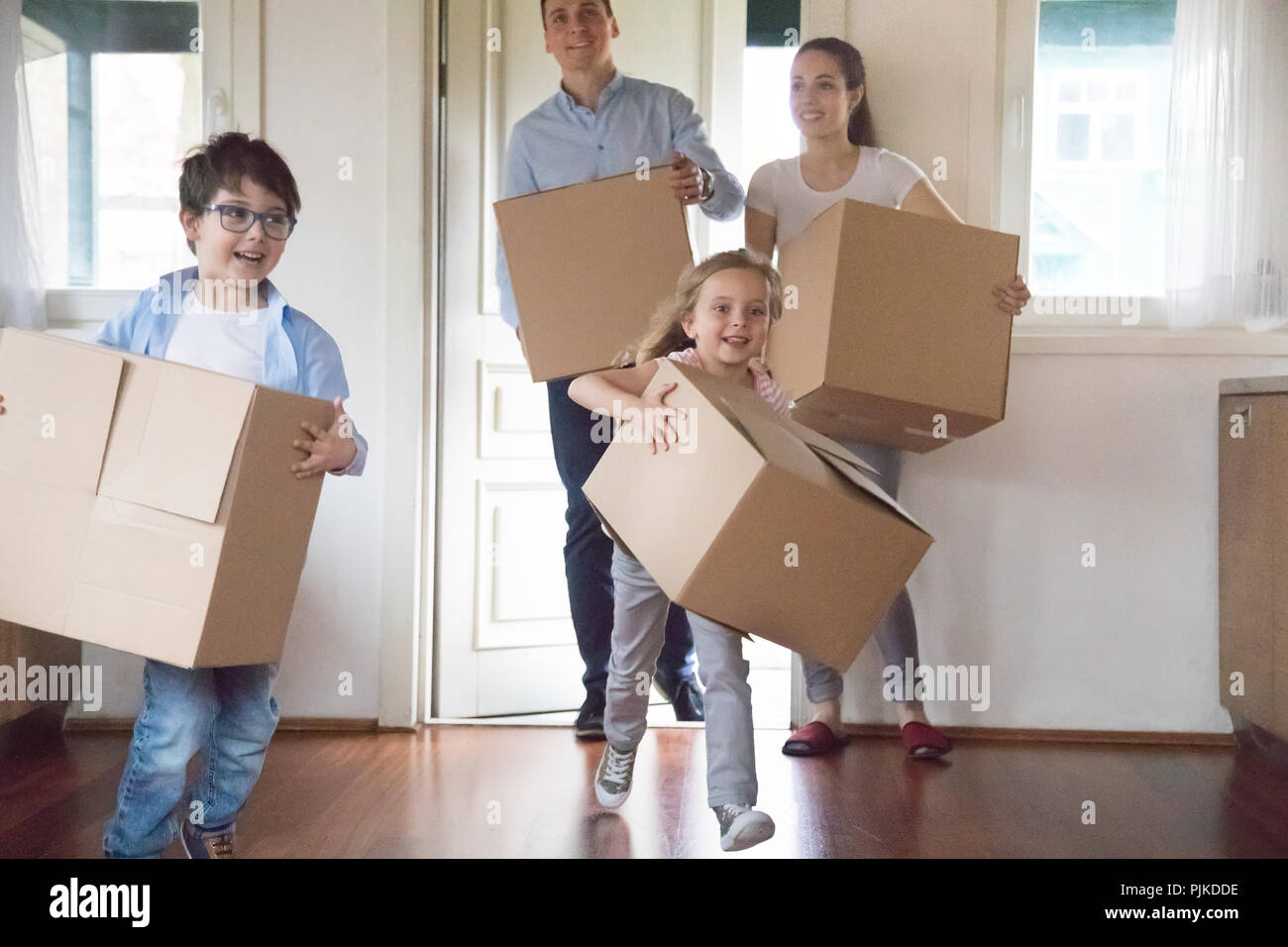 Aufgeregt Kinder Kisten Umzug in neues Haus Stockfoto