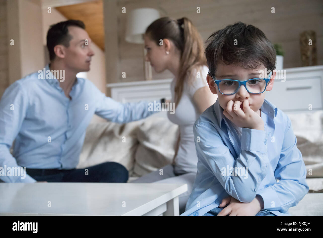 Traurig kleiner Junge Eltern leiden, Kampf und Streit Stockfoto
