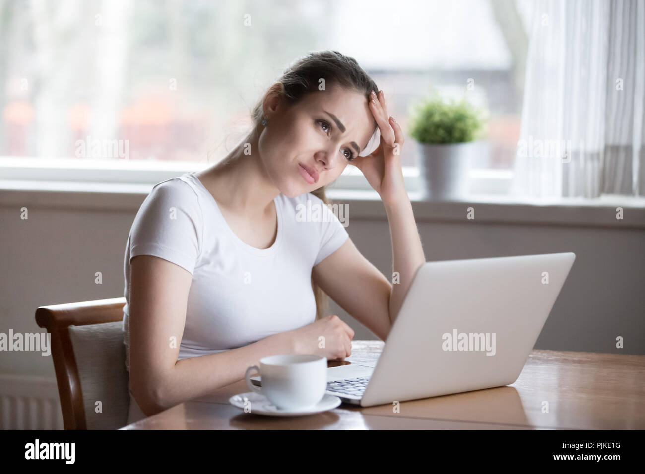 Frau arbeiten bei laptop Nachdenken über Problem Lösung Stockfoto