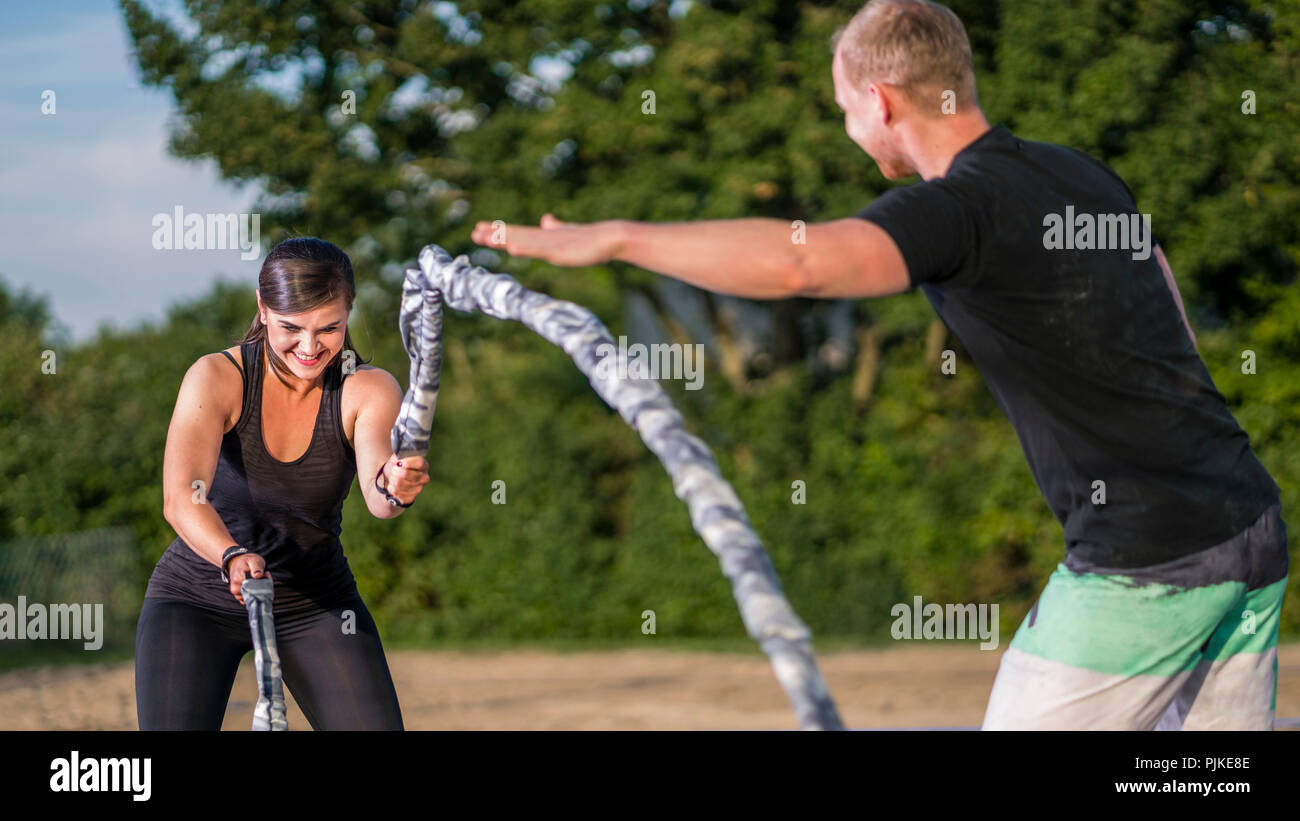 Personal Fitness Training mit Seil, draußen, Mann, 34 Jahre alt, Frau, 25 Jahre Stockfoto