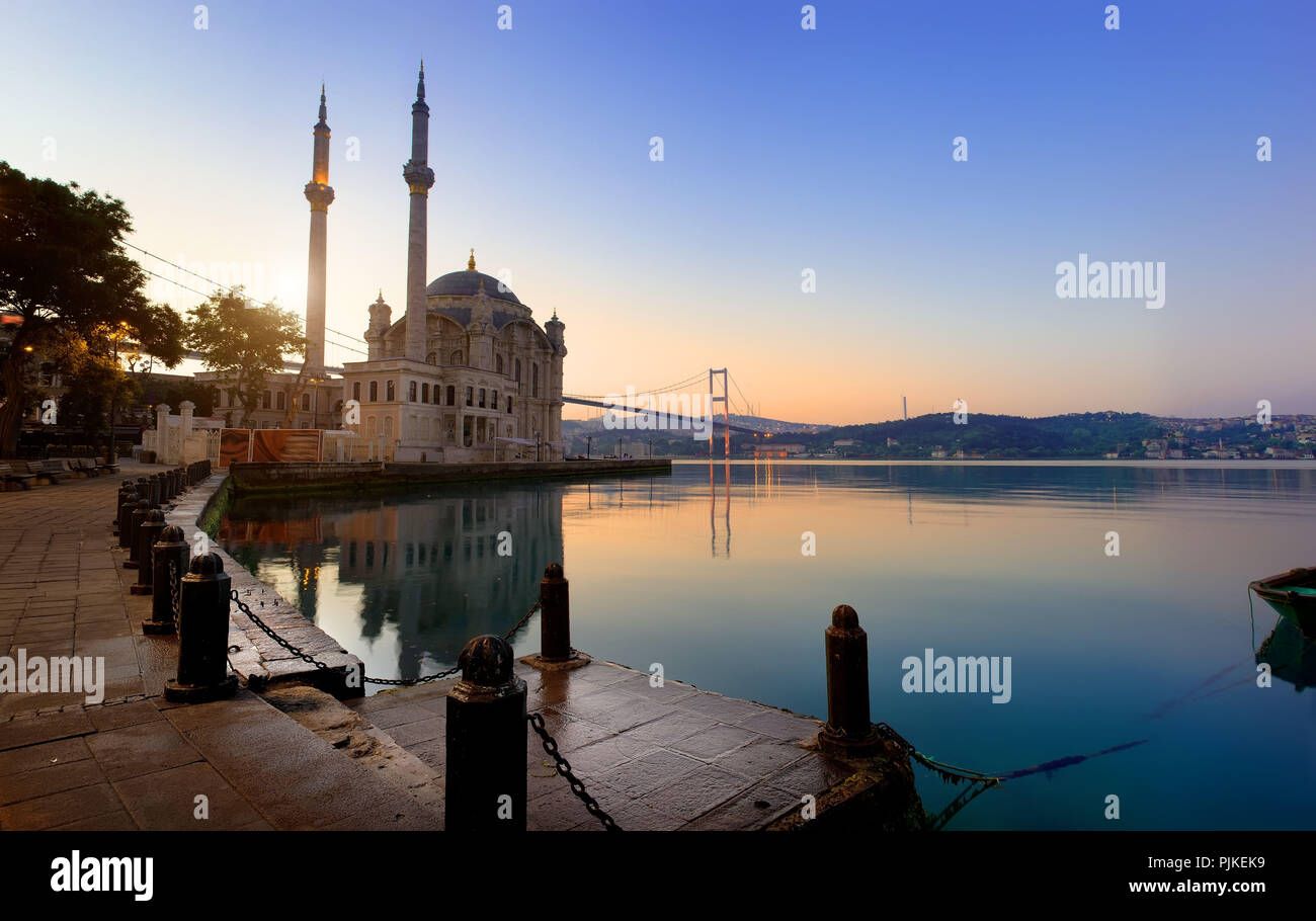 Ortaköy Moschee und den Bosporus in Istanbul am frühen Morgen, Türkei Stockfoto