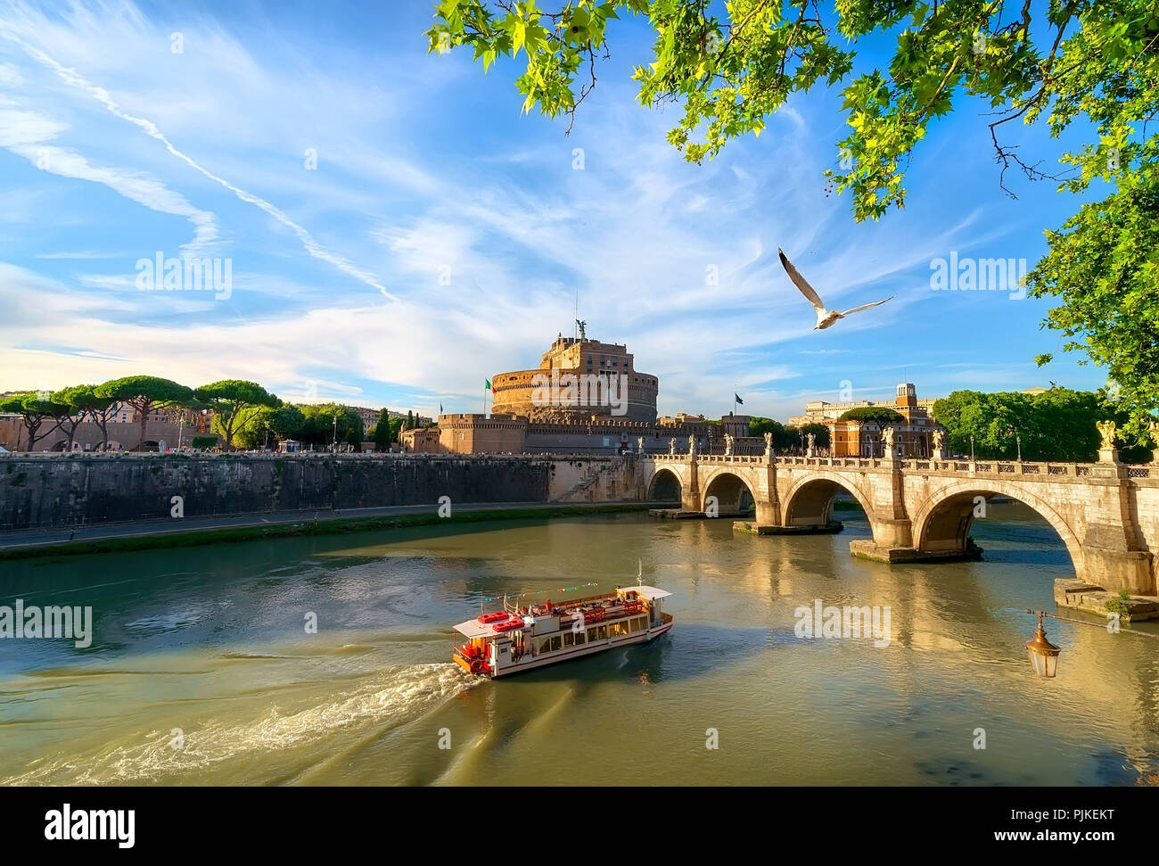 Burg und Brücke von der Heiligen Engel in Rom, Italien Stockfoto