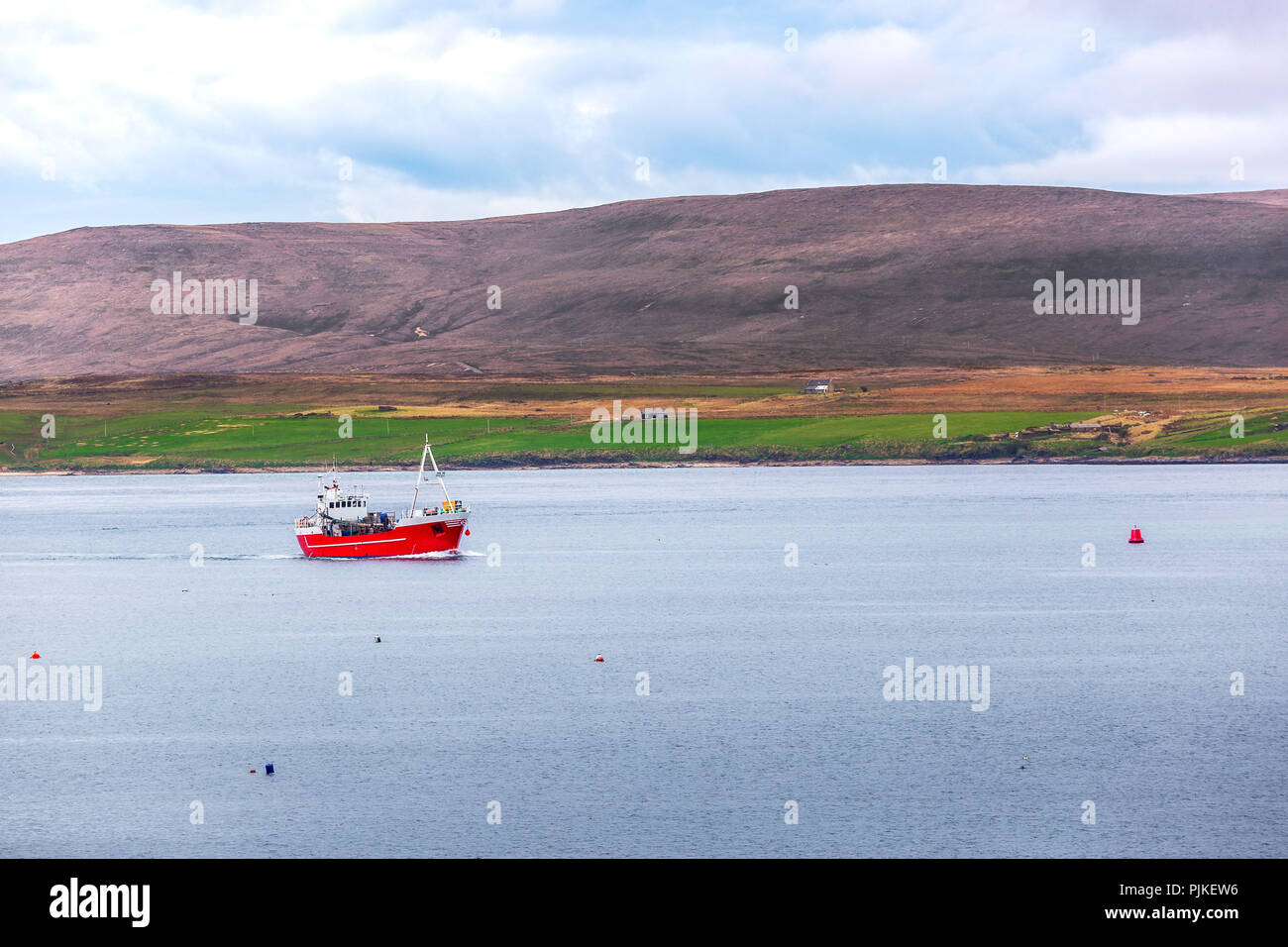 Ein Schiff in den Hafen von Stromness, Orkney Inseln Stockfoto