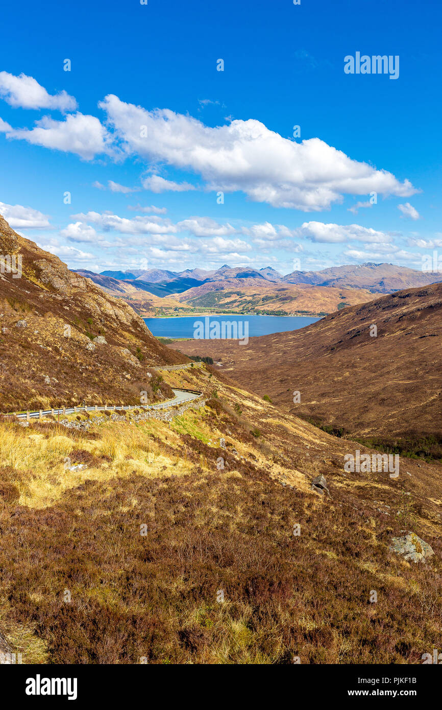 Die Straße durch die Berge nach Kylerhea Stockfoto