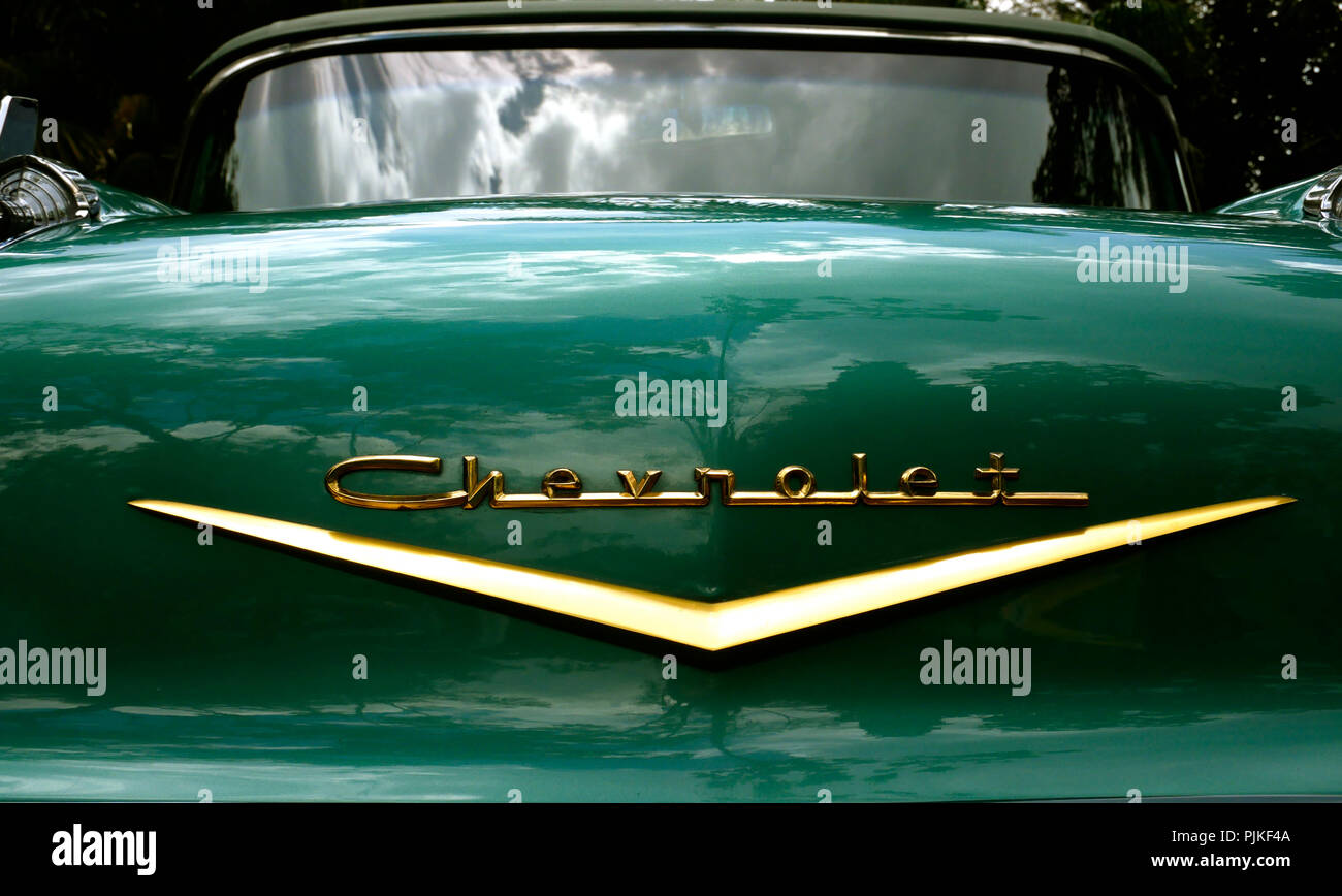 Details der amerikanischen 50er-Autos während einer Ausstellung in Medellin Kolumbien vor einem grünen Chevy Stockfoto