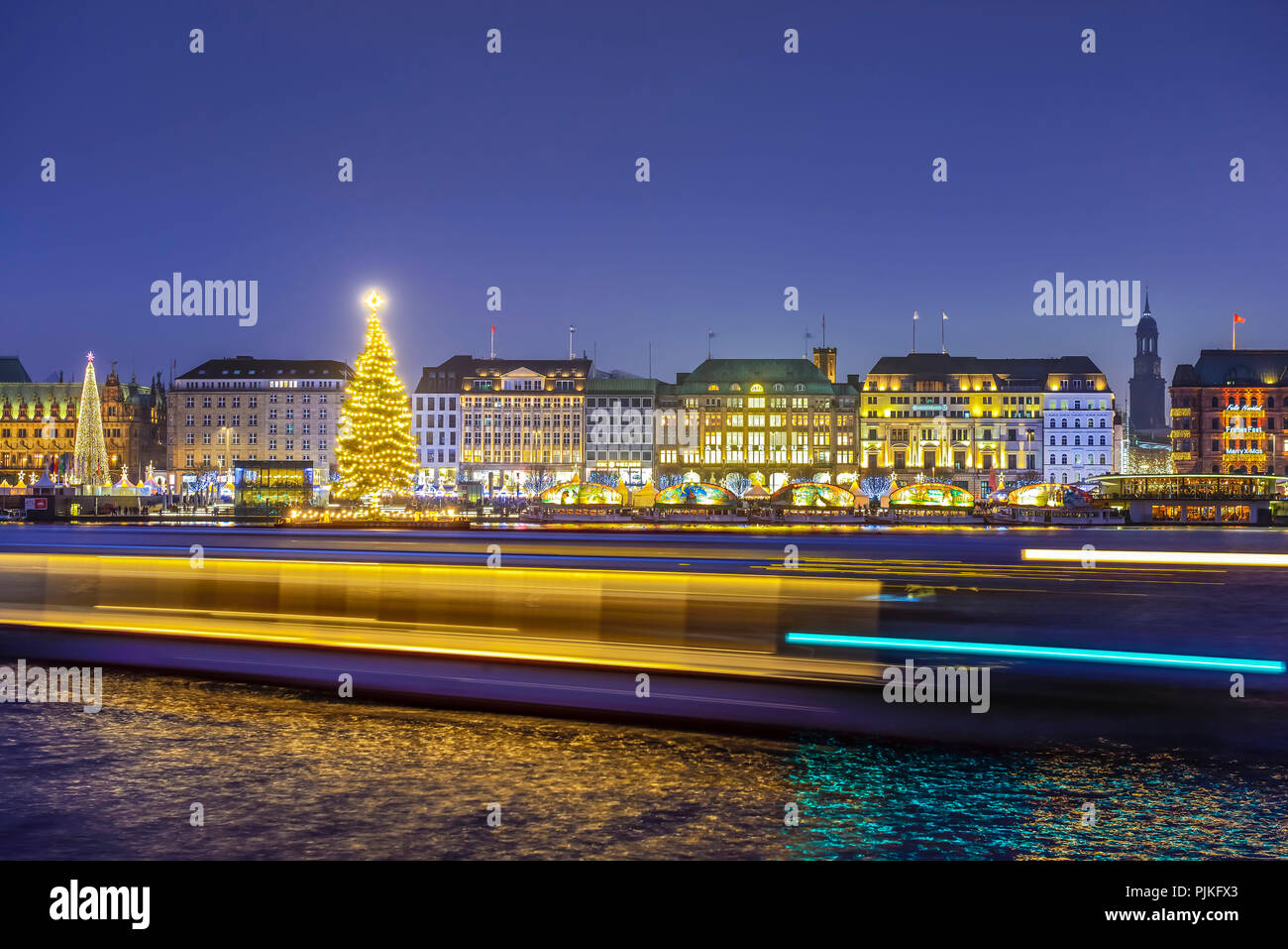 Deutschland, Hamburg, Neustadt, auf der Binnenalster Alstertanne in der Weihnachtszeit Stockfoto