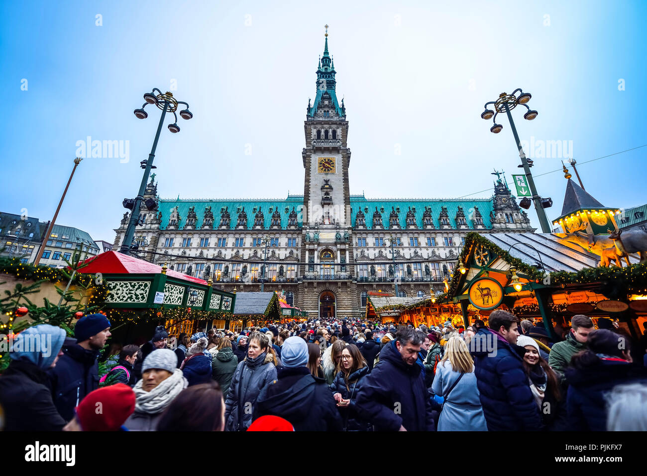 Deutschland, Hamburg, Altstadt, Weihnachtsmarkt auf dem Rathausmarkt Stockfoto