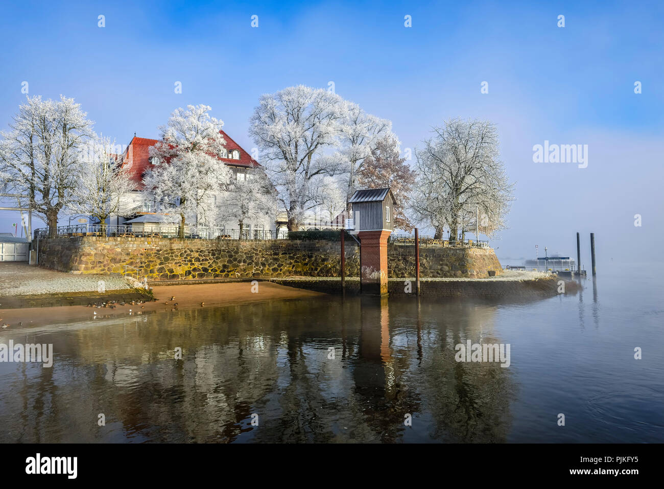 Deutschland, Hamburg, Kirchwerder, Zollenspieker Fährhaus an der Elbe Stockfoto