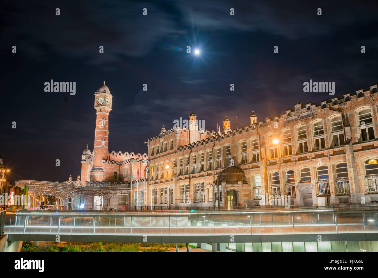 Gent, APR 28: Nacht Blick auf den Bahnhof Gent-Sint-Pieters am 28.April 2018 in Gent, Belgien Stockfoto