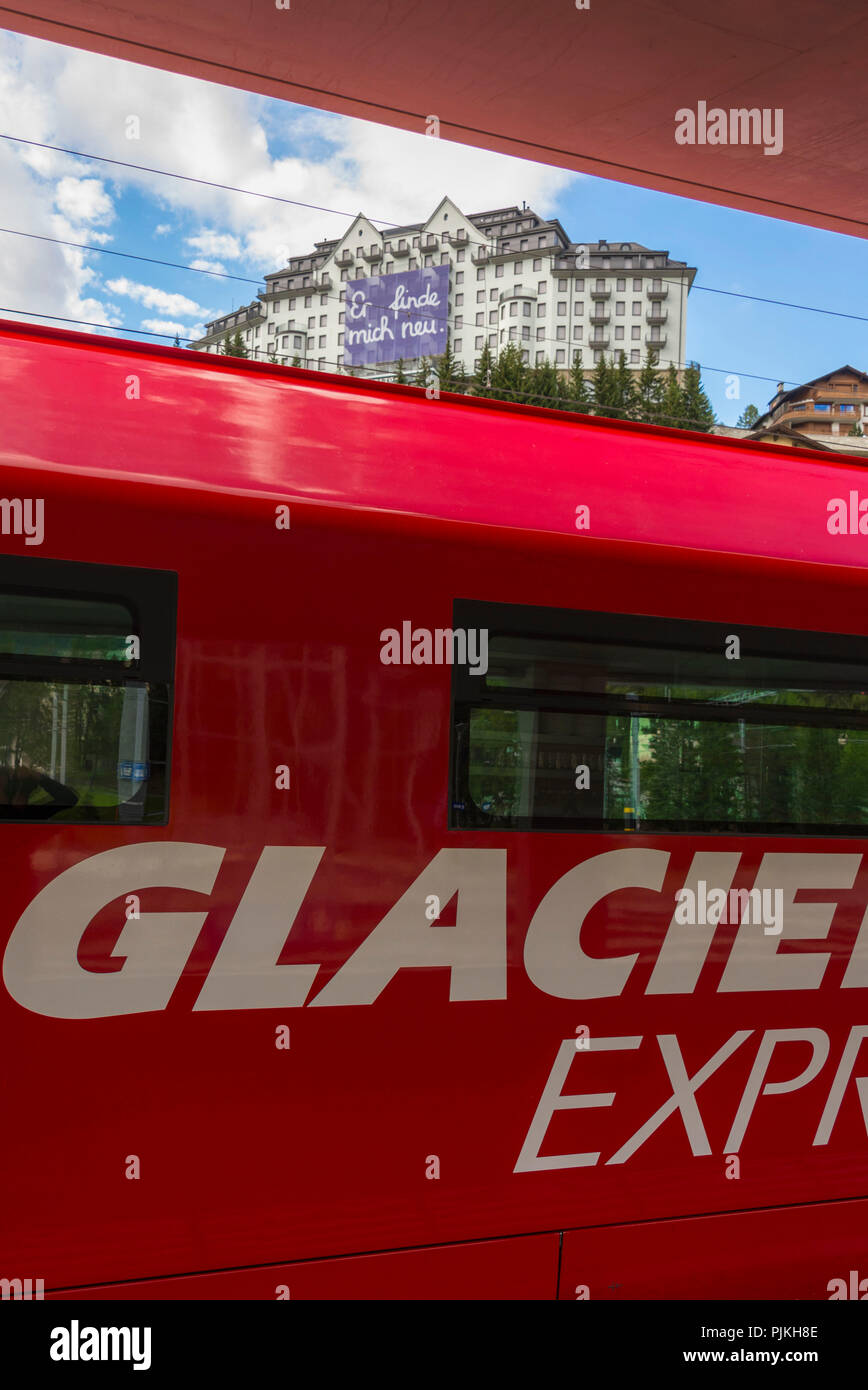 Glacier Express von St. Moritz Bahnhof und Anzeigen von Carlton Hotel, Rhätische Bahn, St. Moritz, Oberengadin, Kanton Graubünden, Schweiz Stockfoto